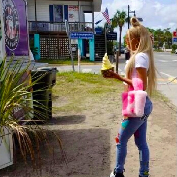 ⚠️SOLD⚠️YIN YANG faux fur bog - Picture 2 of 3